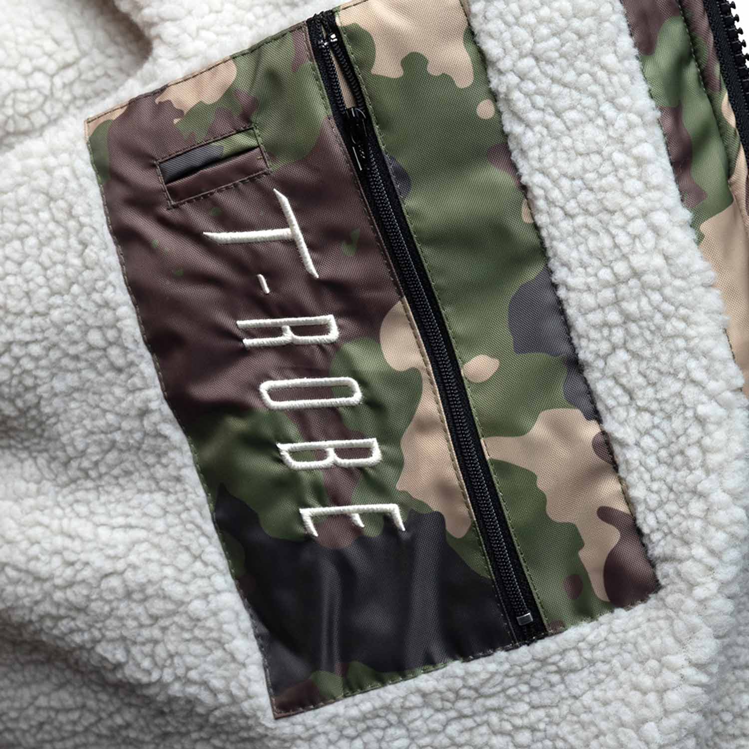 Image of the secure inner pocket and sherpa lining on the camo / grey T-Robe