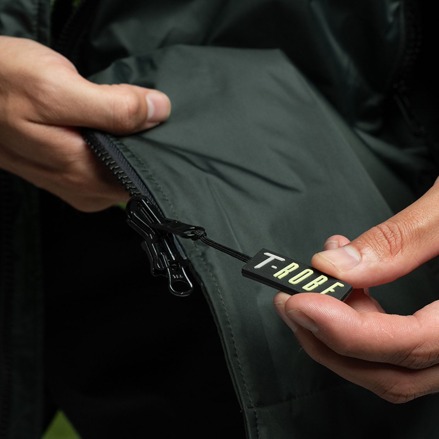 Image of the branded zipper accessory and two-way YKK main zipper